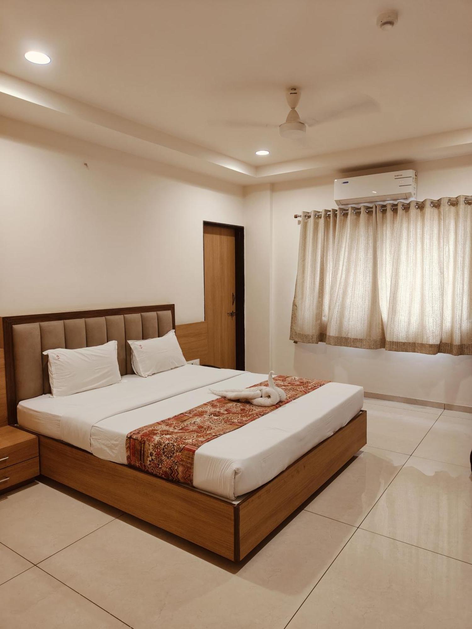 Hotel Trushadham Near To Mahalaxmi Temple Kolhapur Zewnętrze zdjęcie
