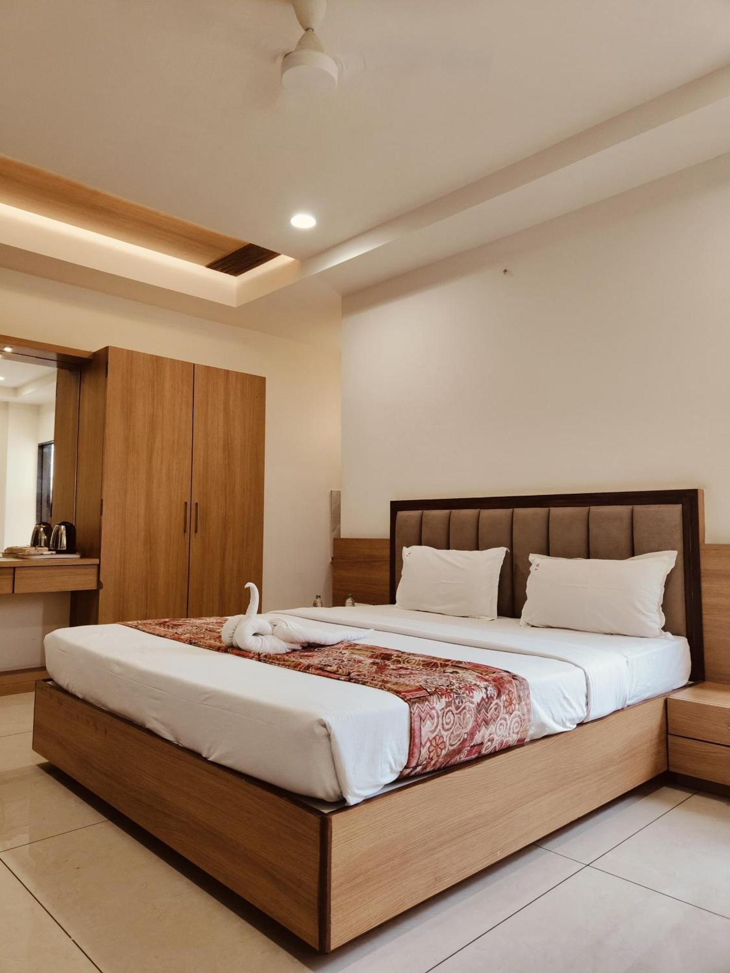 Hotel Trushadham Near To Mahalaxmi Temple Kolhapur Zewnętrze zdjęcie